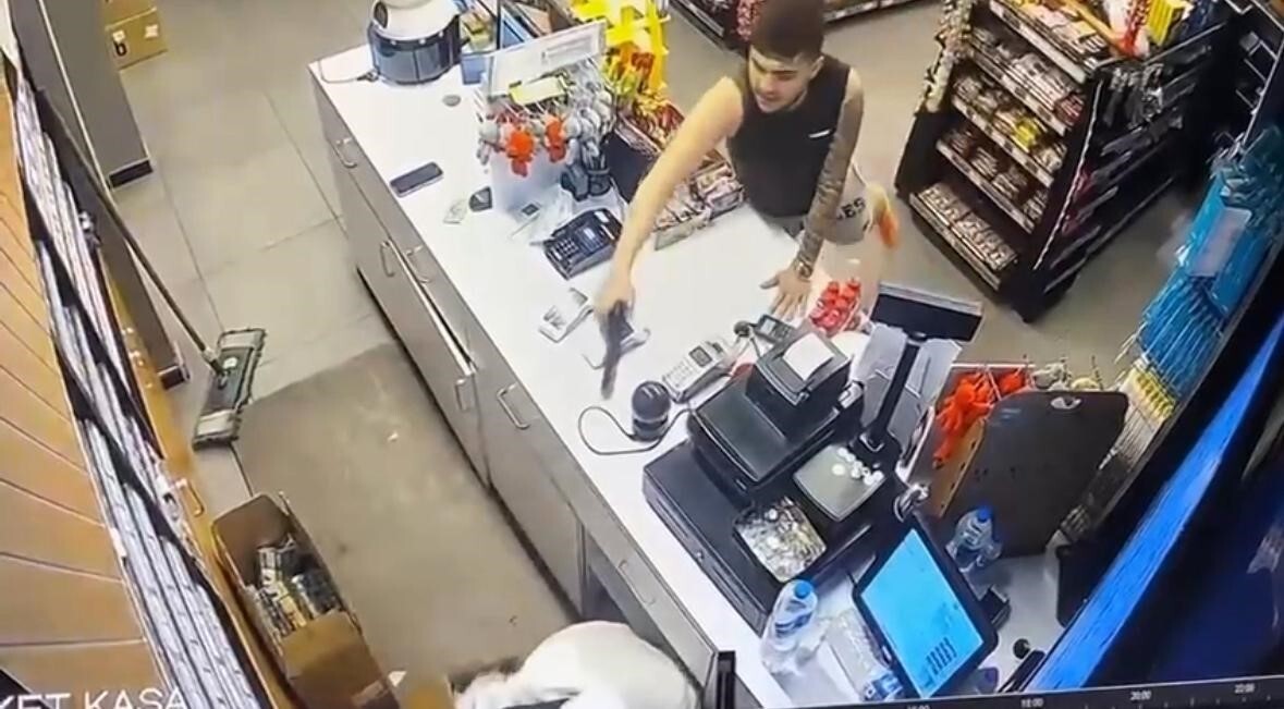 OLAY ANI GÜVENLİK KAMERASINA YANSIDI.