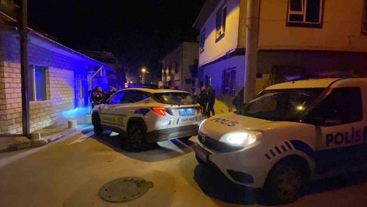 OLAY YERİNDEN KAÇAN SÜRÜCÜ KISA SÜREN KOVALAMACANIN ARDINDAN POLİS EKİPLERİ TARAFINDAN...