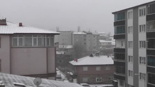 Oltu'ya mevsimin ilk karı düştü