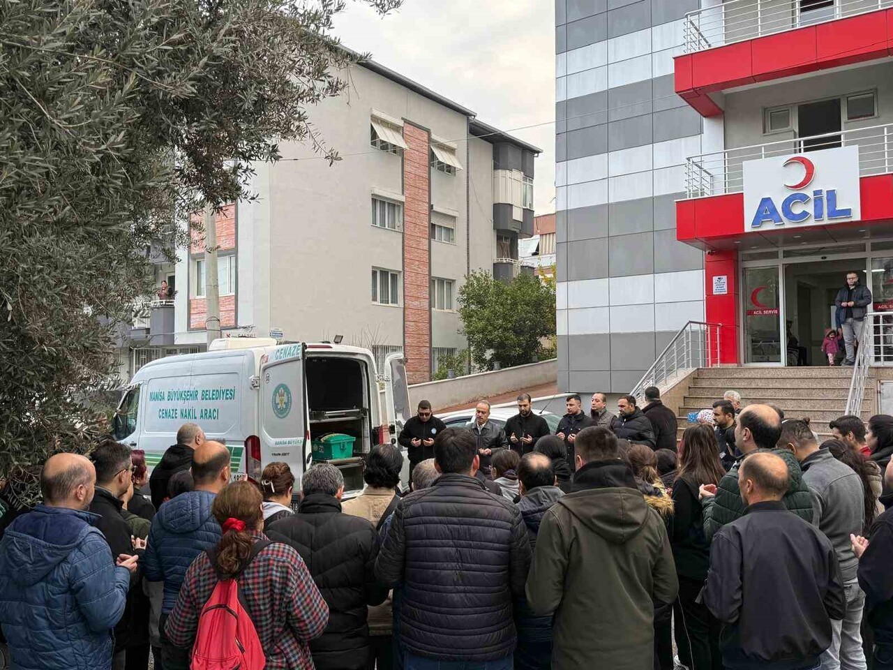 OP. DR. İZZETTİN TÜRKARSLAN İÇİN GÖREV YAPTIĞI HASTANE ÖNÜNDE TÖREN DÜZENLENDİ