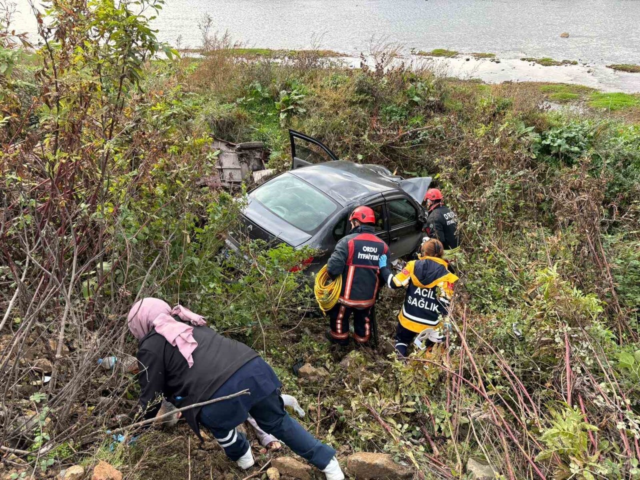 ORDU'NUN FATSA İLÇESİNDE ÜÇ TEKERLEKLİ AKÜLÜ ARAÇ İLE OTOMOBİLİN ÇARPIŞMASI SONUCU MEYDANA GELEN...