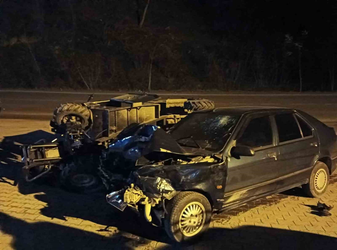 ORDU'NUN KUMRU İLÇESİNDE PATPAT İLE OTOMOBİLİN ÇARPIŞMASI SONUCU MEYDANA GELEN TRAFİK KAZASINDA 2...