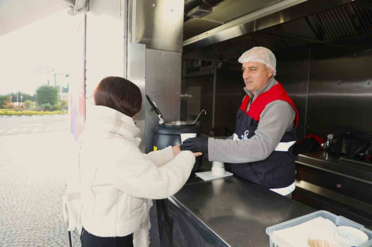 ORDU BÜYÜKŞEHİR BELEDİYESİ, HAVALARIN SOĞUMASIYLA BİRLİKTE ÜNİVERSİTE ÖĞRENCİLERİNE ÇORBA İKRAMINA...
