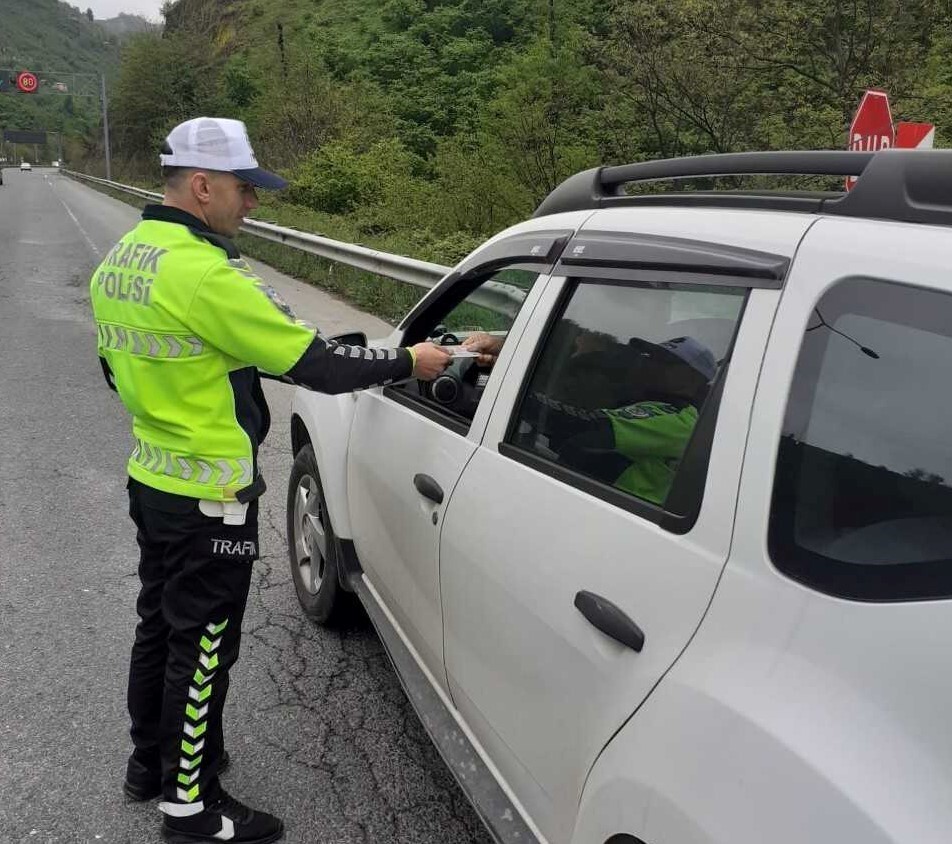 ORDU’DA POLİS EKİPLERİ TARAFINDAN TRAFİK KAZALARINI AZALTMAYA YÖNELİK YAPILAN DENETİMLERDE SON BİR...