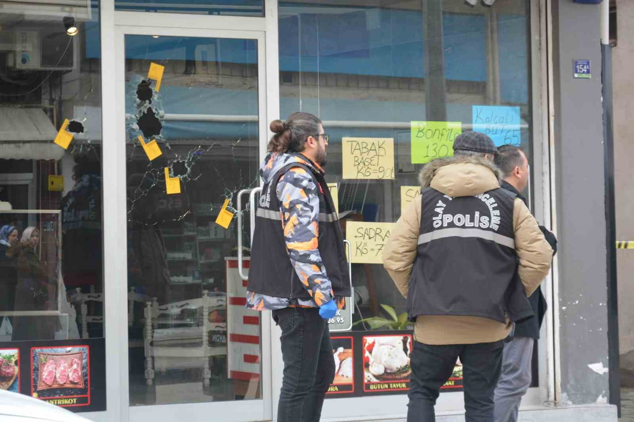 ORDU’NUN ÜNYE İLÇESİNDE CADDE ÜZERİNDE KAMYONETİYLE GELEN KİMLİĞİ BELİRSİZ BİR KİŞİ İŞ YERİNE UZUN...