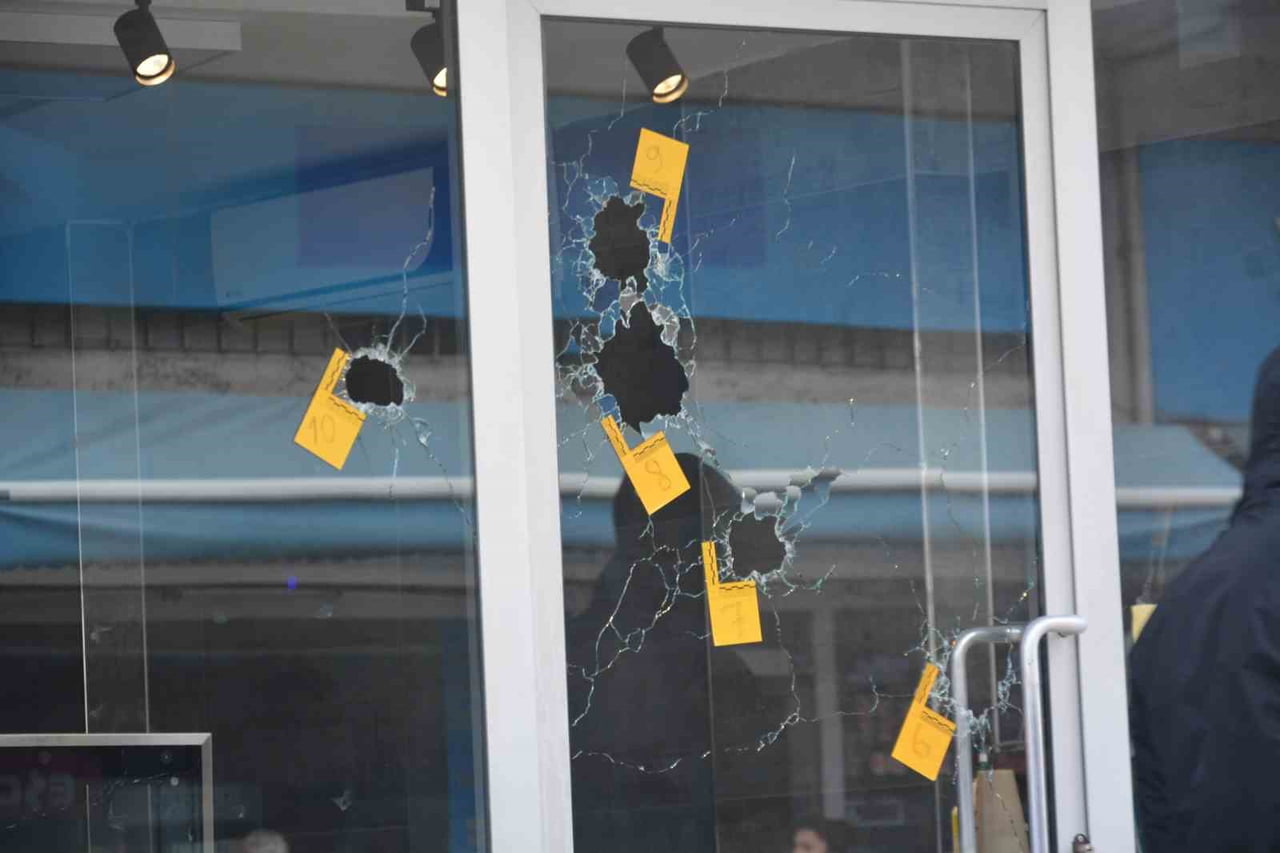 ORDU’NUN ÜNYE İLÇESİNDE CADDE ÜZERİNDE KAMYONETİYLE GELEN KİMLİĞİ BELİRSİZ BİR KİŞİ İŞ YERİNE UZUN...