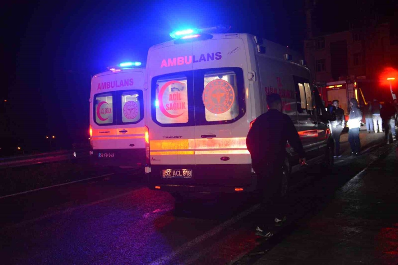 ORDU’NUN ÜNYE İLÇESİNDE HAFİF TİCARİ ARAÇ İLE OTOMOBİLİN KAFA KAFAYA ÇARPIŞMASI SONUCU 1 KİŞİ...