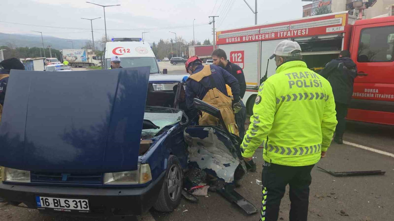 ORHANGAZİ’DE YENİKÖY YOLU GİRİŞİNDE MEYDANA GELEN TRAFİK KAZASINDA TERS YÖNDEN İLERLEDİĞ İLERİ...