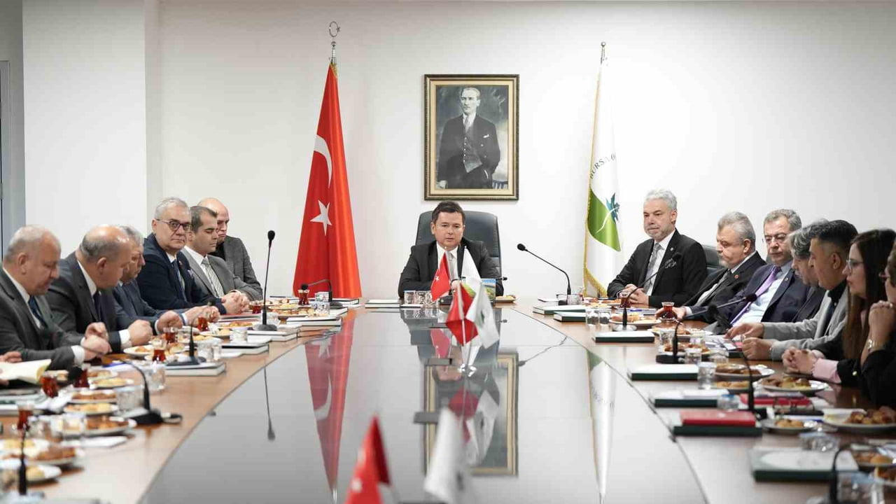 OSMANGAZİ BELEDİYE BAŞKANI ERKAN AYDIN, BELEDİYE YÖNETİM KADROSUYLA BİRLİKTE 2025 YILINI...