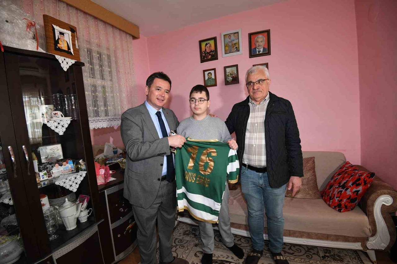 OSMANGAZİ BELEDİYE BAŞKANI ERKAN AYDIN, OTİZMLİ YUNUS EMRE ERDEM’İ ZİYARET ETTİ