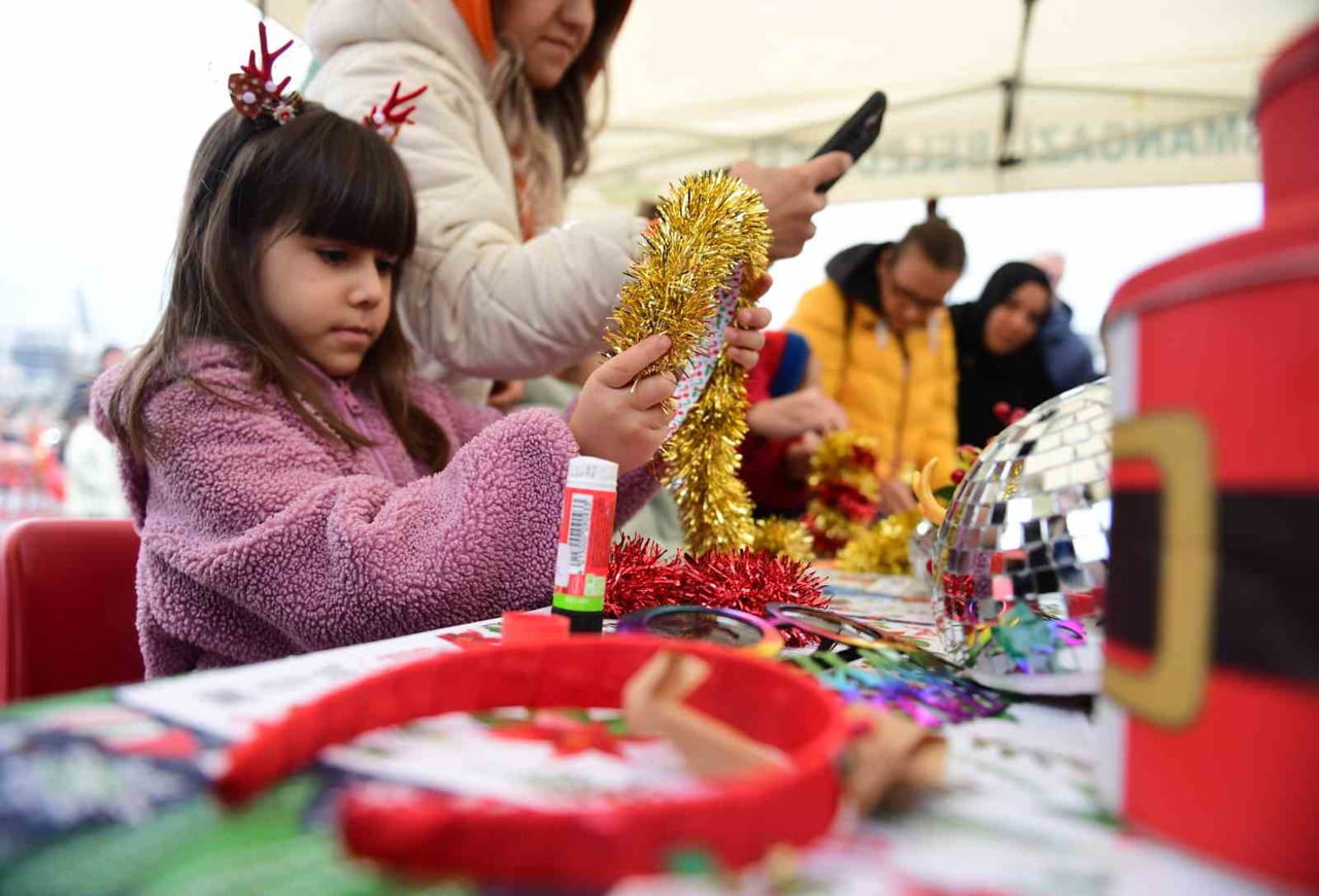 OSMANGAZİ MEYDANI'NDAKİ YENİ YIL FESTİVALİ, RENKLİ GÖRÜNTÜLERE SAHNE OLDU.