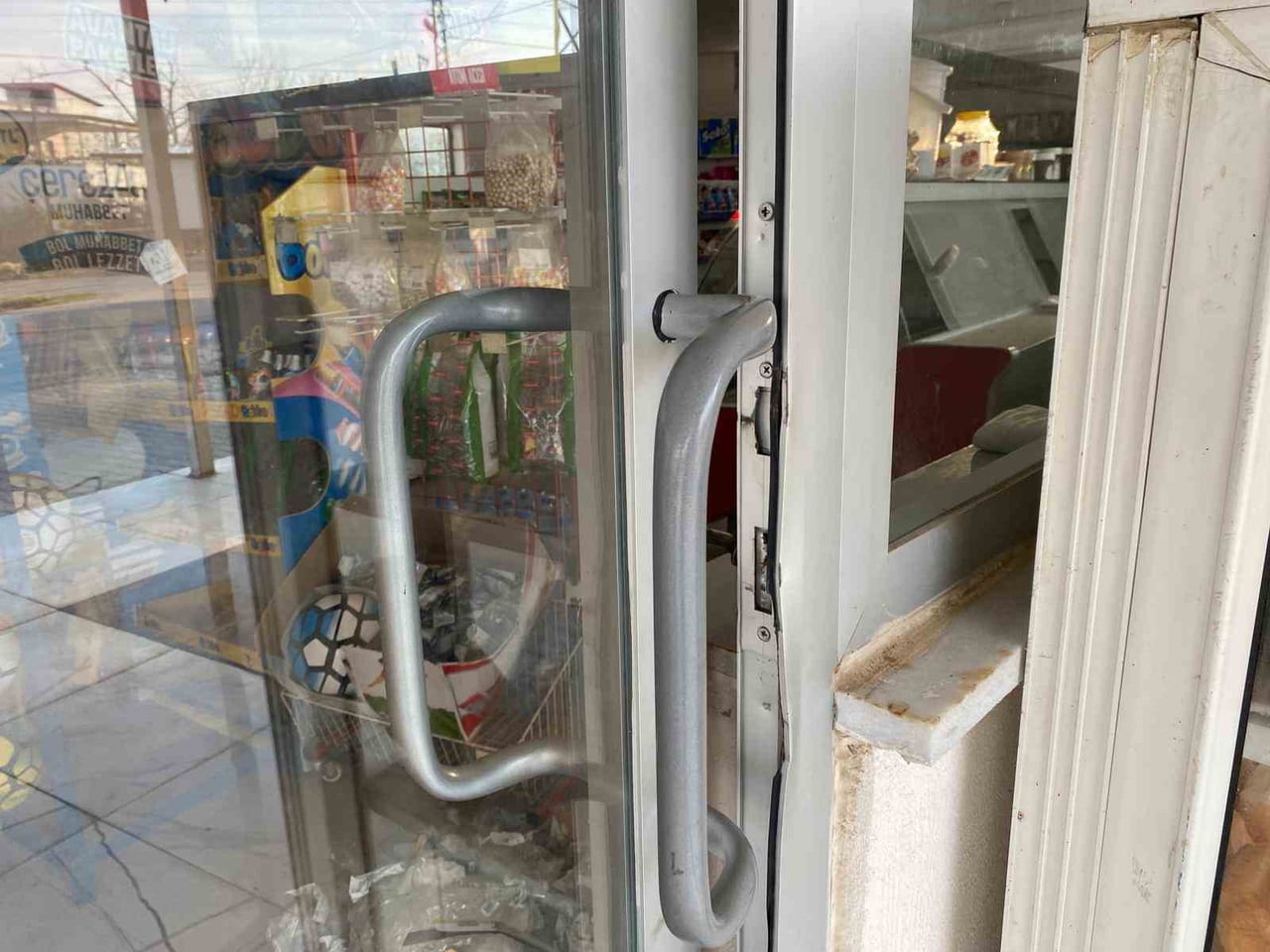 OSMANİYE'NİN DÜZİÇİ İLÇESİNDE HIRSIZLAR, ÇALDIKLARI MİNİBÜSLE 2 MARKETTEN YAKLAŞIK 200 BİN TL...