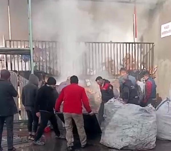 OSMANİYE’DE GERİ DÖNÜŞÜM TESİSİNDE ÇIKAN YANGIN KORKUTTU