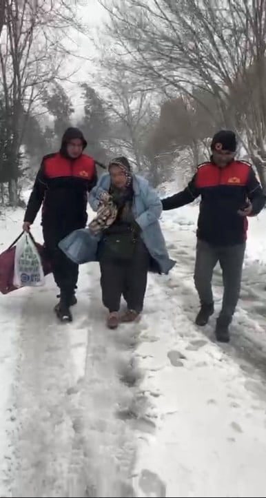 OSMANİYE’DE KAR NEDENİYLE MAHSUR KALAN YAŞLI KADIN KURTARILDI