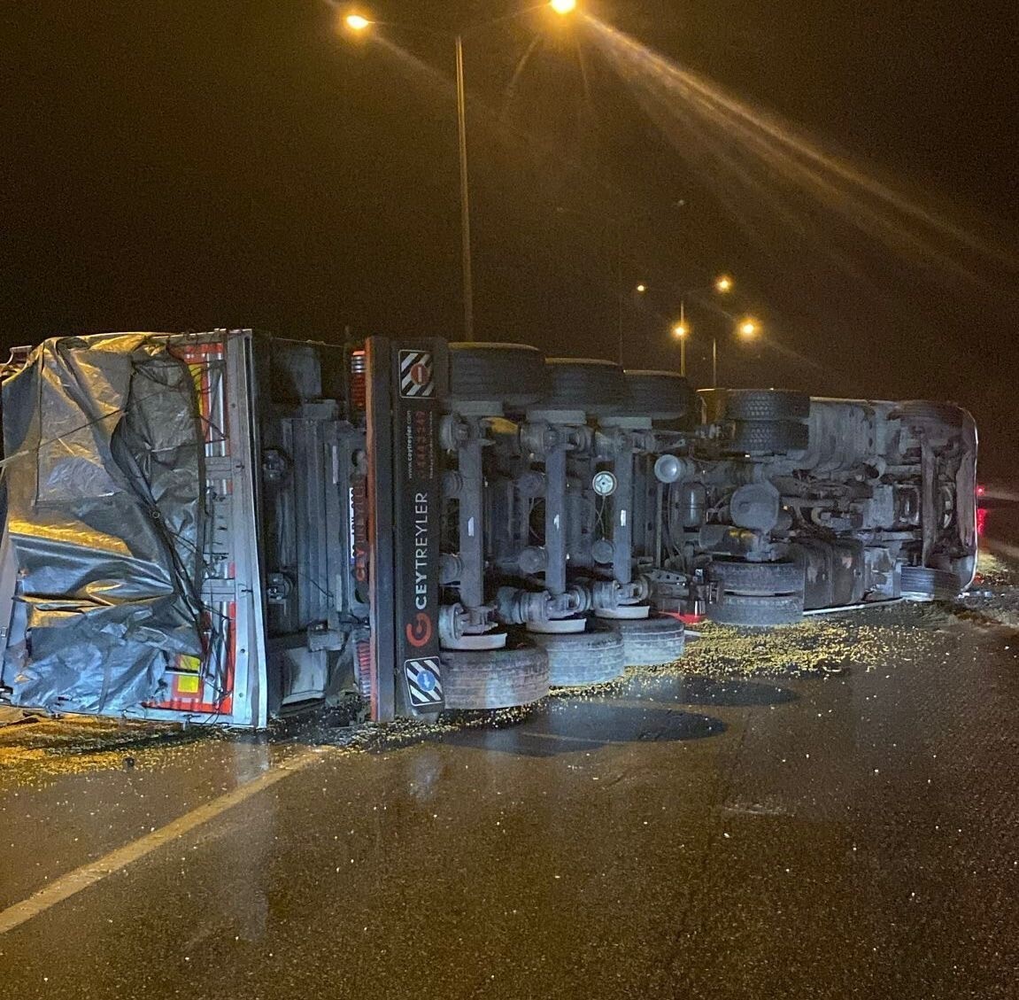 OSMANİYE’NİN BAHÇE İLÇESİNDE, YAĞMUR NEDENİYLE KAYGANLAŞAN YOLDA KONTROLDEN ÇIKAN MISIR YÜKLÜ...