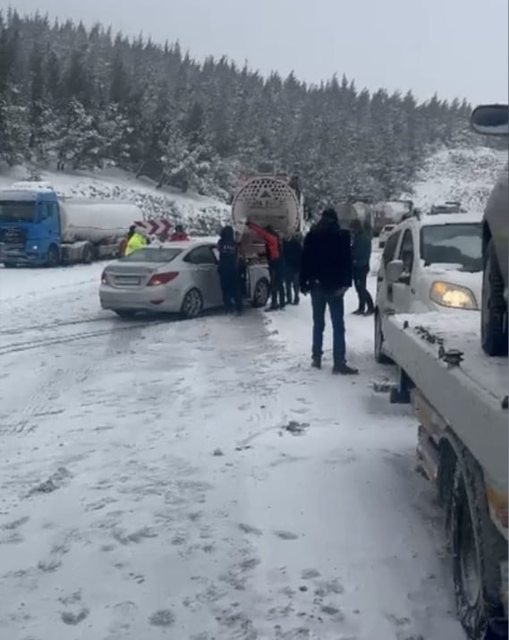 OSMANİYE’NİN BAHÇE İLÇESİNDE YOĞUN KAR YAĞIŞI NEDENİYLE KAYGANLAŞAN YOLDA 5 ARACIN KARIŞTIĞI...