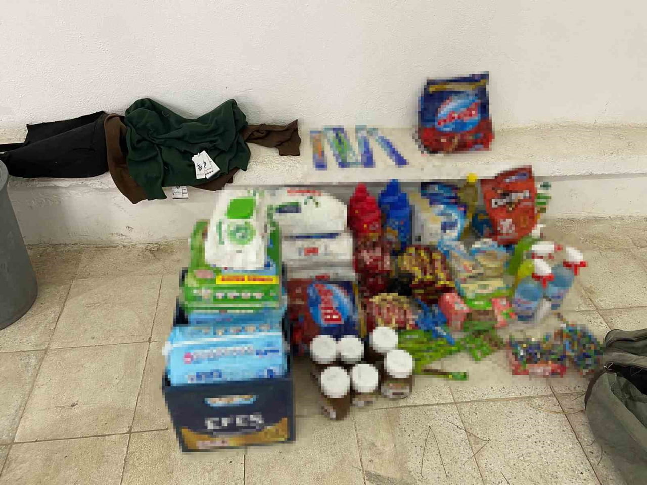 OSMANİYE’NİN DÜZİÇİ İLÇESİNDE ÇALINAN BİR MİNİBÜSLE 2 MARKETTEN SİGARA VE GIDA MALZEMELERİ ÇALARAK...