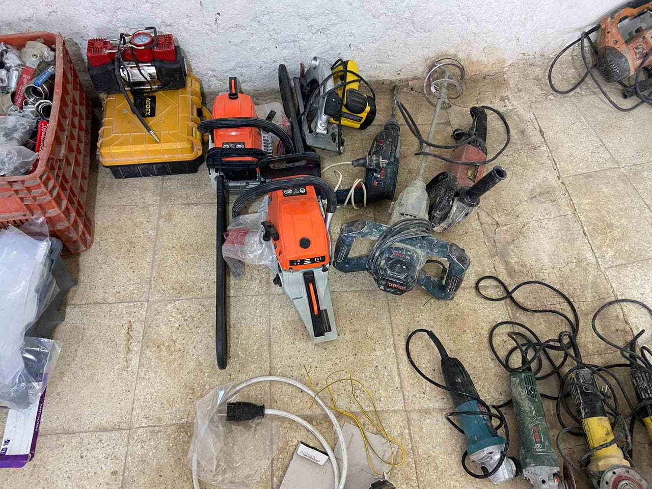 OSMANİYE’NİN DÜZİÇİ İLÇESİNDE ÇALINAN BİR MİNİBÜSLE 2 MARKETTEN SİGARA VE GIDA MALZEMELERİ ÇALARAK...