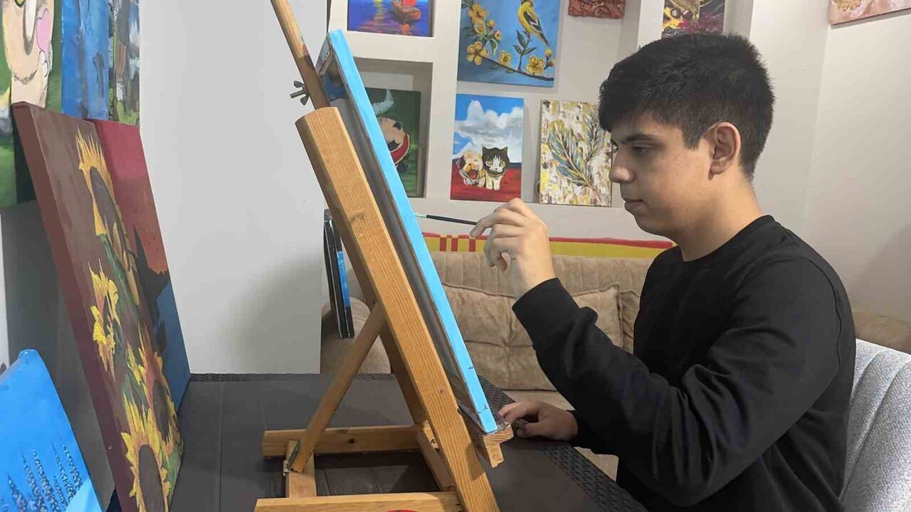 OTİZMLİ GENÇ RESSAM, SANATLA KENDİ YOLUNU ÇİZDİ
