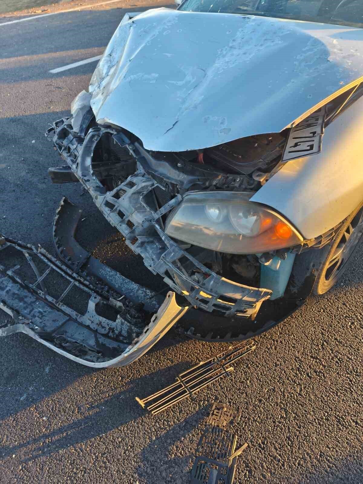 OTOMOBİL İLE KAMYONET ÇARPIŞTI: 5 YARALI