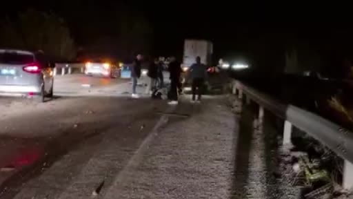 Otomobiller çarpıştı: 1 ölü, 2 yaralı