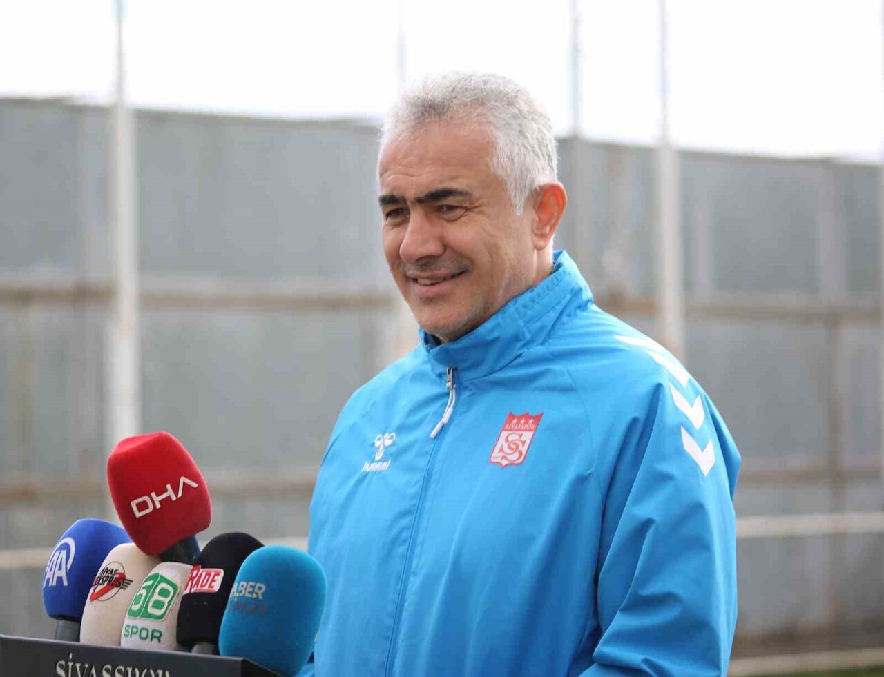 ÖZBELSAN SİVASSPOR TEKNİK DİREKTÖRÜ MEHMET ALTIPARMAK, BASIN MENSUPLARINA AÇIKLAMALARDA...