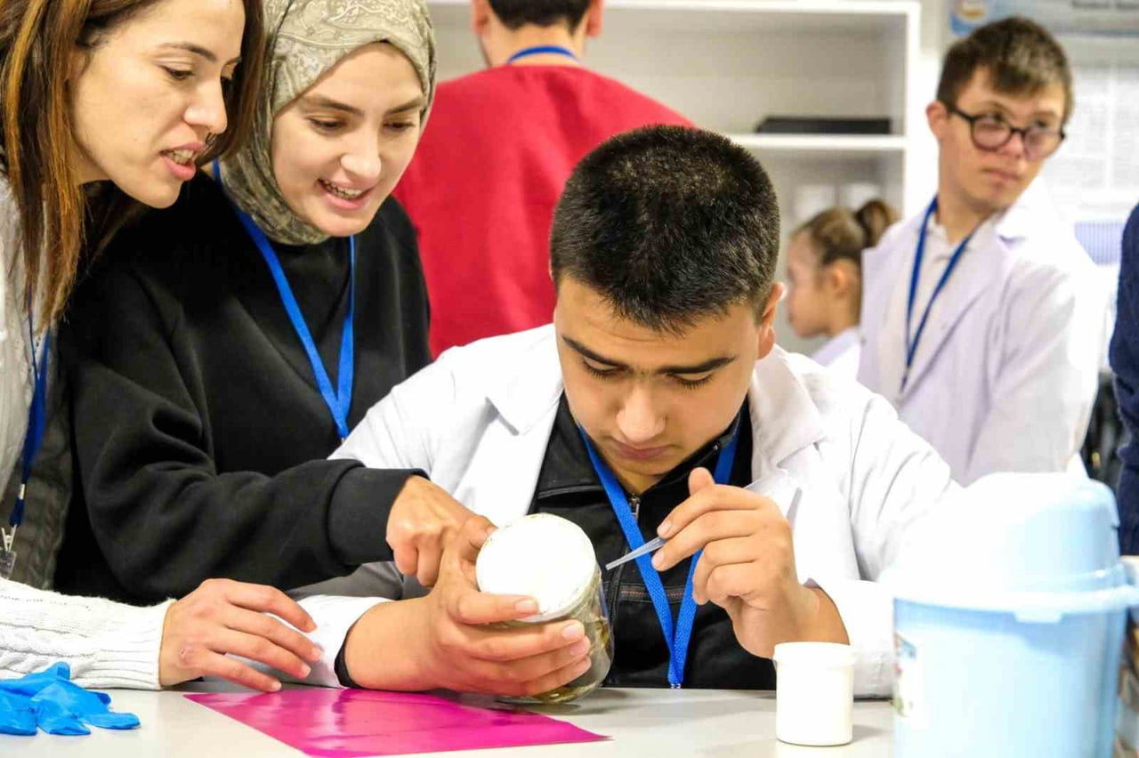 ÖZEL EĞİTİM ÖĞRENCİLERİ BŞEÜ’ DE BİLİMLE BULUŞTU