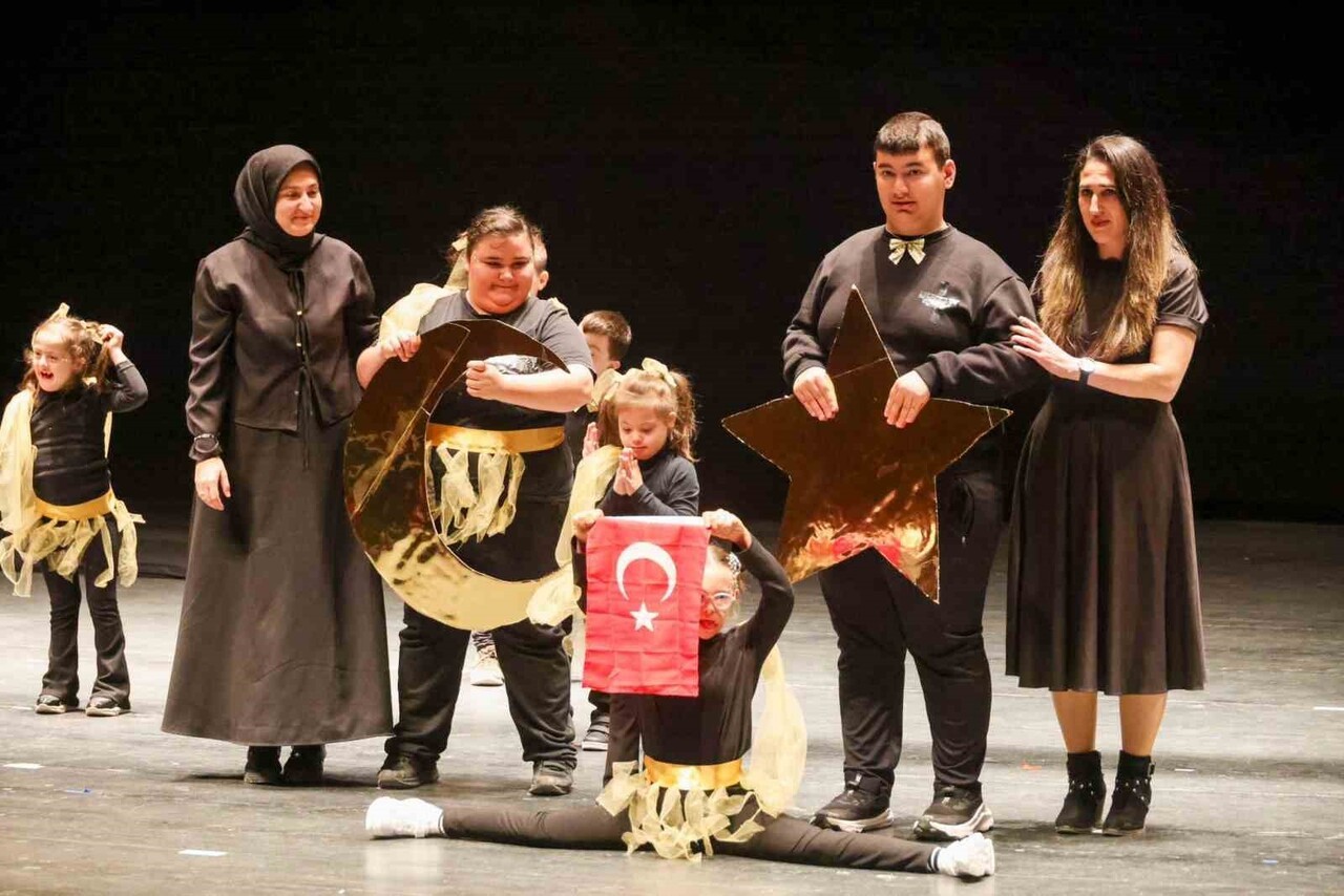 ÖZEL GEREKSİNİMLİ ÇOCUKLAR GÜNLERİNDE AYAKTA ALKIŞLANDI