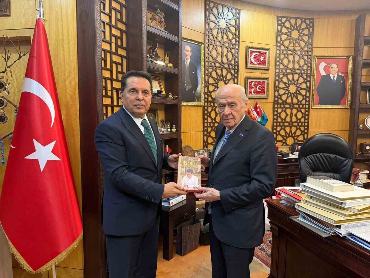 ÖZER, BAHÇELİ'YE "KÖKLERE YOLCULUK" VE "İNSANLIK NEREYE GİDİYOR" ADLI KİTAPLARINI HEDİYE...