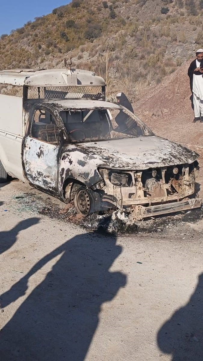 PAKİSTAN’IN HAYBER-PAKHTUNKHWA EYALETİ KARAK BÖLGESİNDE GÜVENLİK GÜÇLERİNİ TAŞIYAN MİNİBÜSE...