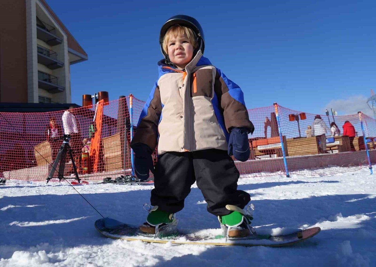 PALANDÖKEN'DE KAYAK SEZONU AÇILDI. DAĞDA YETERLİ KAR OLMAMASINA RAĞMEN YAPAY KARLA PİSTLER HAFTA...