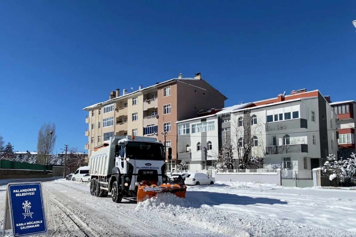 PALANDÖKEN BELEDİYESİ KARLA MÜCADELE EKİPLERİ, YOĞUN KAR YAĞIŞINA KARŞI SAHADAKİ ETKİN...