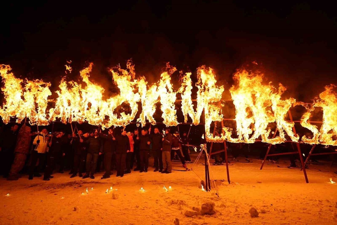 PALANDÖKEN KAYAK MERKEZİ’NDE YENİ SEZON AÇILIŞI YAPILDI.  MEŞALELİ KAYAK, LEDLİ ADAMLAR, LAZER VE...