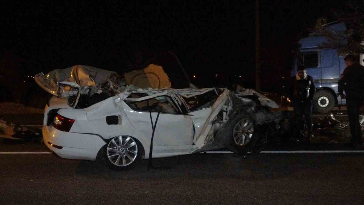 PARK HALİNDEKİ TIRA ÇARPAN OTOMOBİL HURDAYA DÖNDÜ:1'AĞIR 2 YARALI