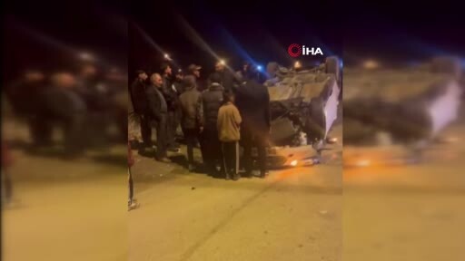 Patnos’ta kaldırıma çarpan araç kazaya neden oldu