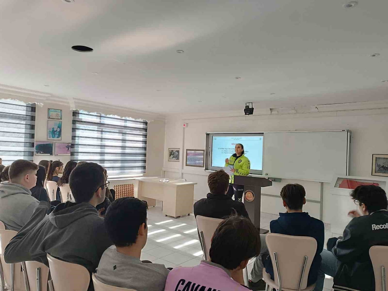 PEHLİVANKÖY’DE LİSE ÖĞRENCİLERİNE “TRAFİK DEDEKTİFLERİ” EĞİTİMİ VERİLDİ