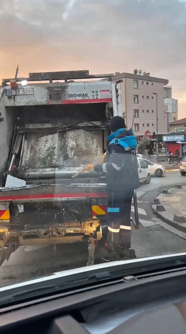 PENDİK BELEDİYESİ'NDE TEMİZLİK GÖREVLİSİ OLAN BİLGİN KAPLAN, ÇÖPLERİ TOPLADIĞI SIRADA BULDUĞU...