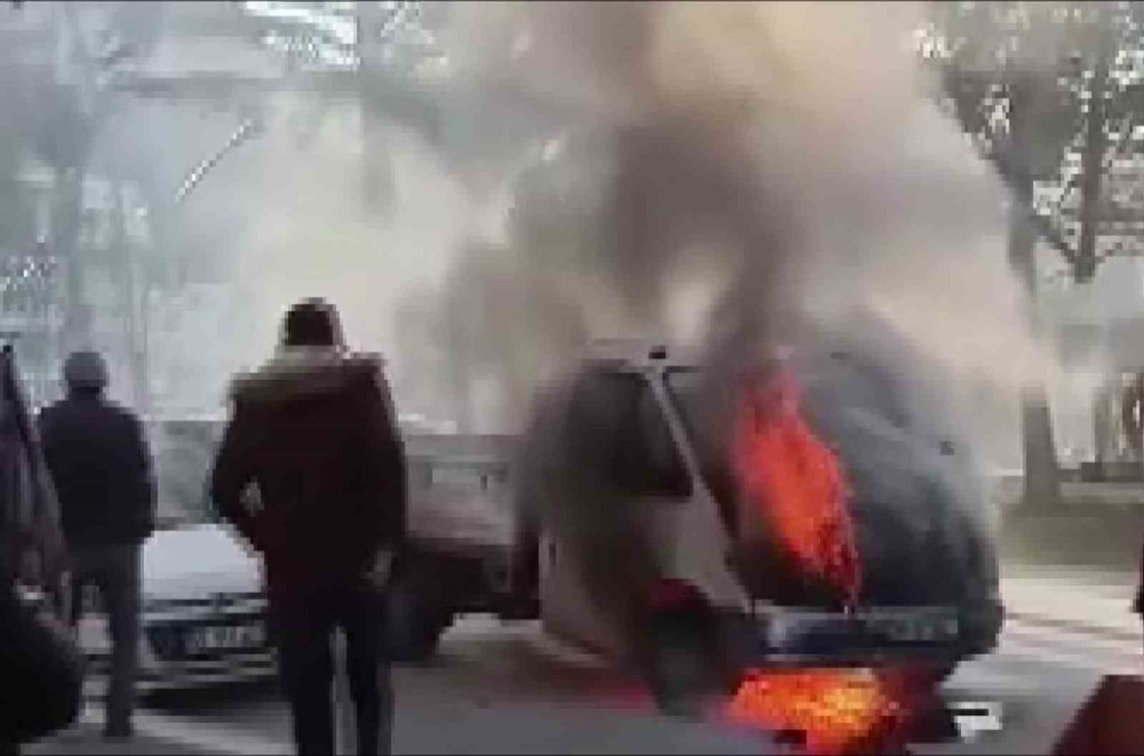 PİRİNÇÇİ MAHALLESİ CİVARINDA SEYİR HALİNDE OLAN KAMYONETİN MOTOR KISMINDAN BİR ANDA ALEVLER VE...