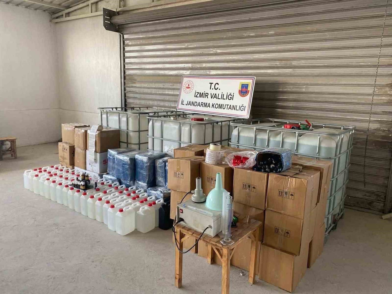 PİYASA DEĞERİ YAKLAŞIK 1 MİLYON 500 BİN TL OLAN 3 BİN 360 LİTRE KAÇAK ETİL ALKOL ELE...