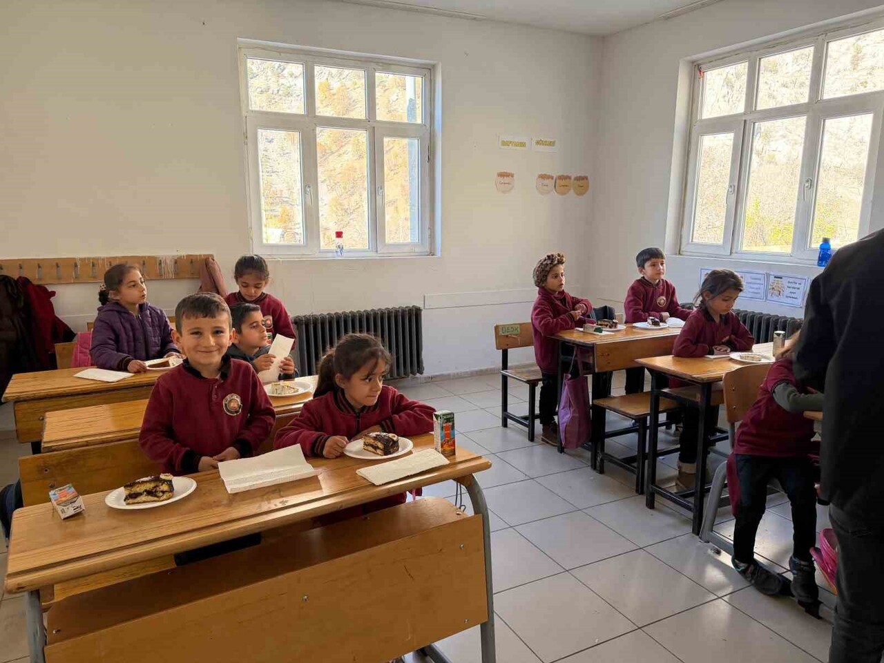 POLİS MEMURU MUSTAFA ŞAHİN  KUZEY IRAK SINIRININ SIFIR NOKTASINDA BULUNAN ÇOCUKLARA PASTA...