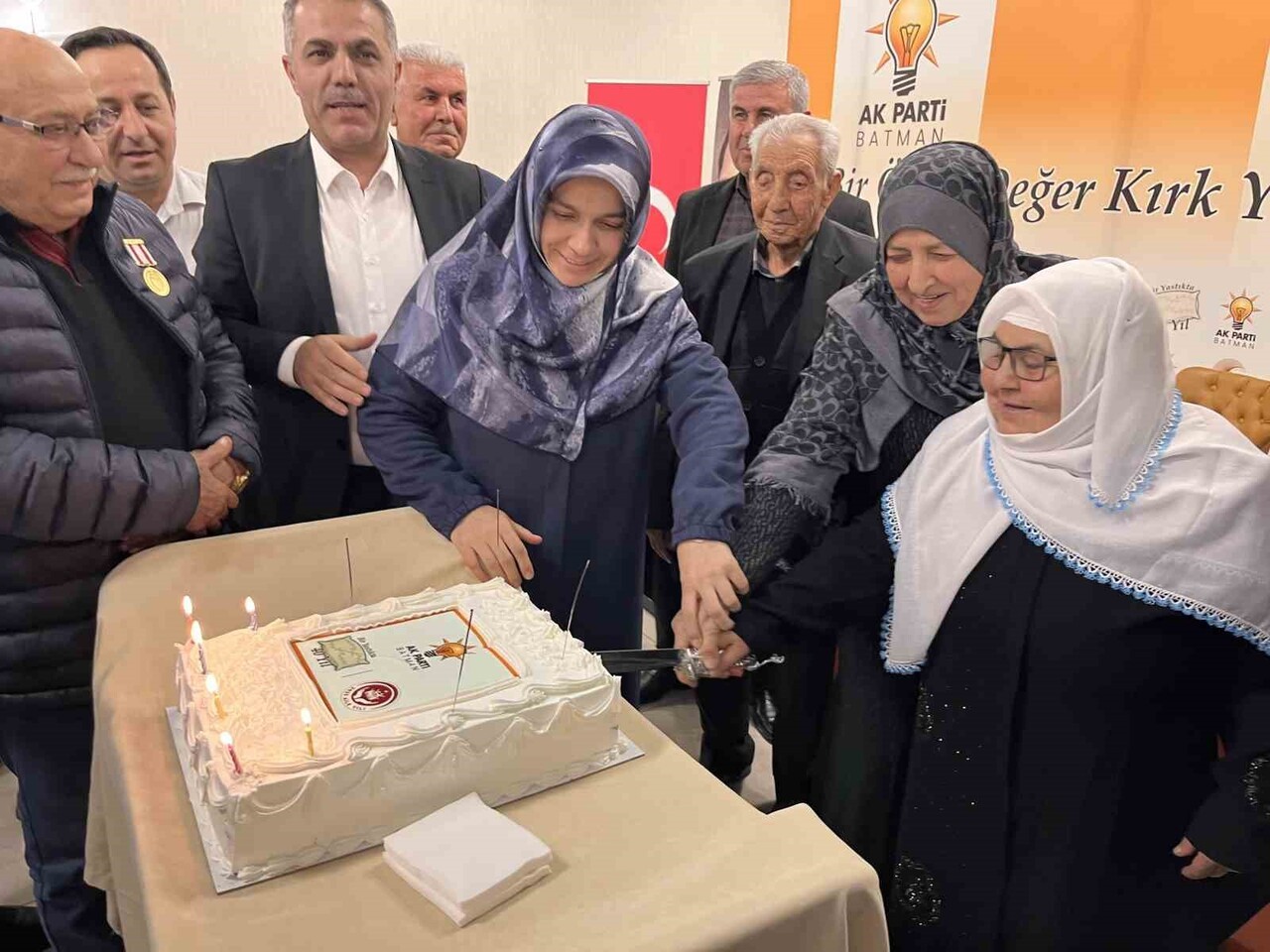 PROGRAMIN ANISINA 40 YIL PASTASI KESİLDİ, ARDINDAN AİLELERE "BİR YASTIKTA KOCAYIN" SEMBOLÜ OLARAK...