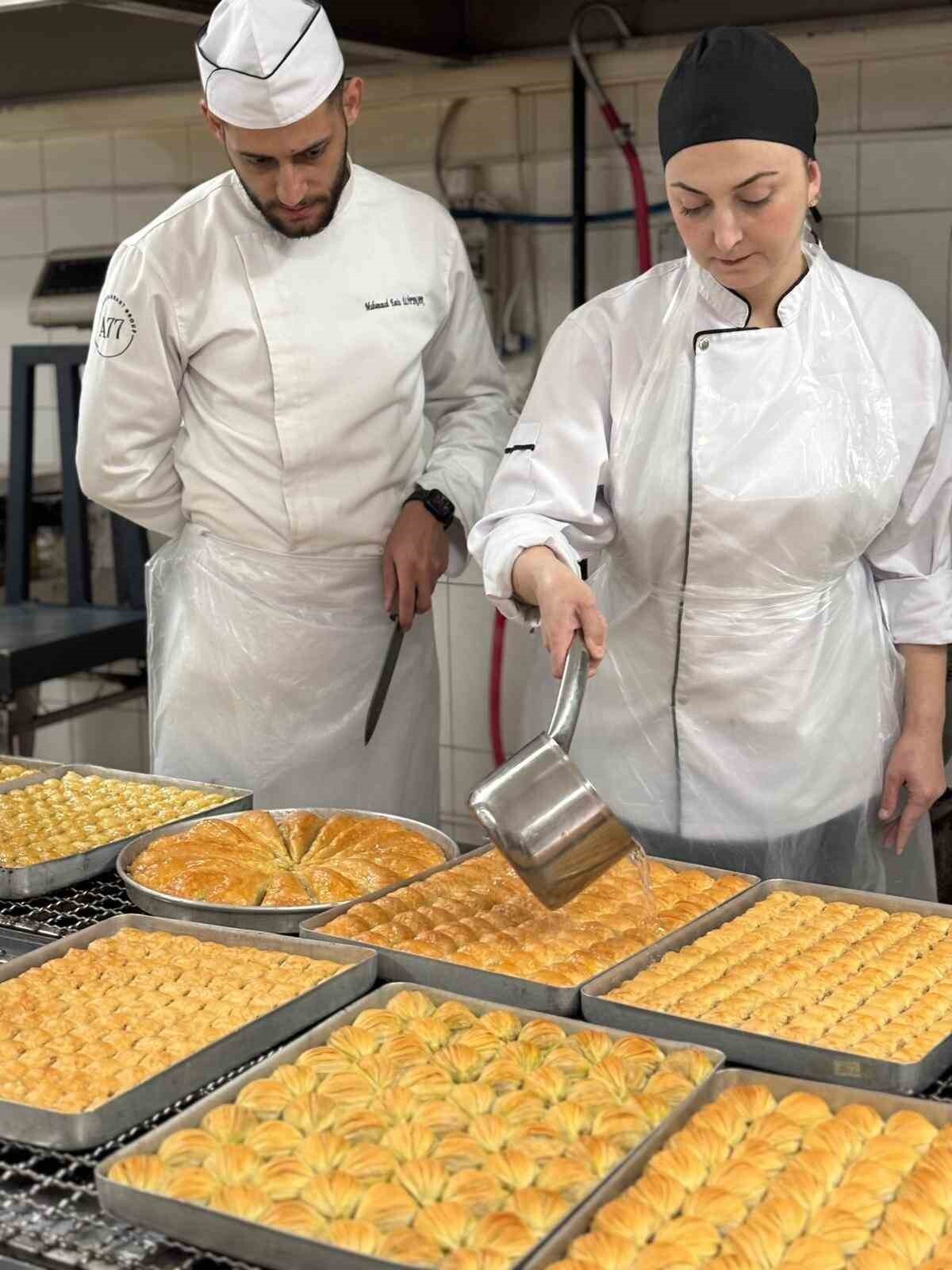 PURSAKLAR BELEDİYESİ'NE BAĞLI HANIM EVİNDE EĞİTİM ALAN PASTACILIK SINIFI KURSİYERLERİ, BAKLAVA VE...