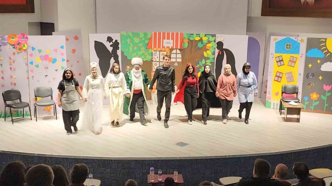 "43 ADIM" PROJESİ KAPSAMINDA SAHNELENEN OYUN, DEĞERLER EĞİTİMİ, ERDEM, DÜRÜSTLÜK, AİLE BİLİNCİ VE...