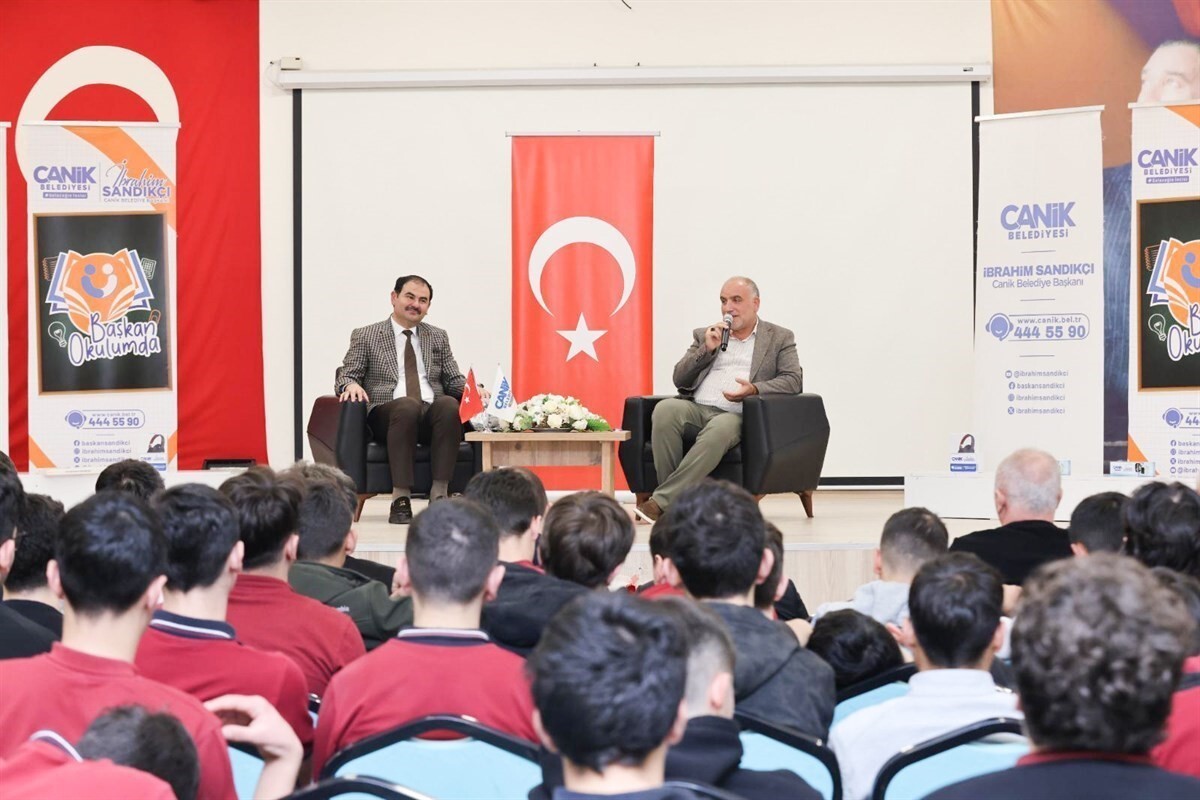 "BAŞKAN OKULUMDA" PROGRAMIYLA İLÇEDEKİ ÖĞRENCİLERLE BULUŞMAYA DEVAM EDEDEN CANİK BELEDİYE BAŞKANI...