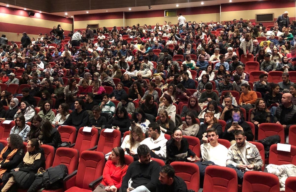 "FARELER VE İNSANLAR" YILDIZ KENTER SAHNESİ’NDE SANATSEVERLERLE BULUŞTU