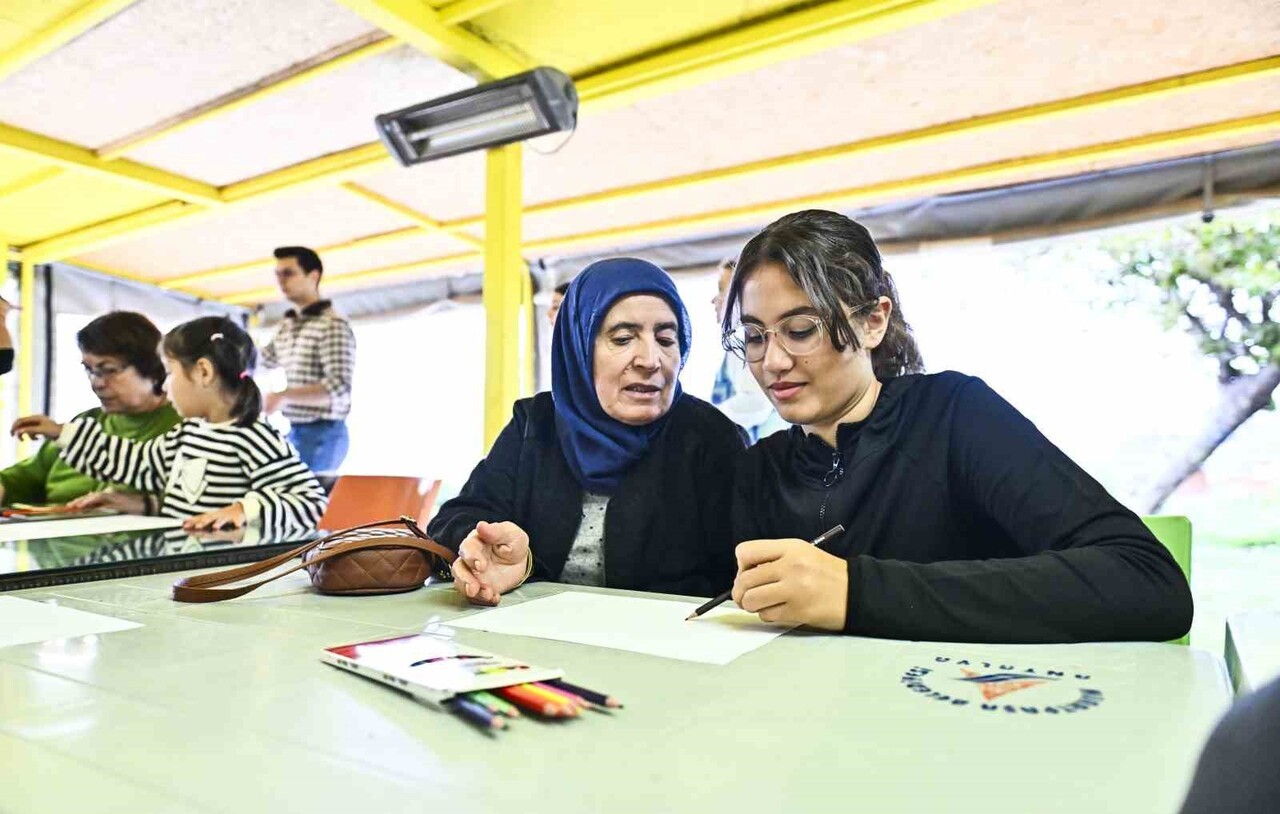 "HATIRA KUTUSU" ÇALIŞMASINDA İSE YAŞLI EVİ ÜYELERİ, GEÇMİŞLERİNDEN SEMBOLİK BİR EŞYA GETİREREK BU...