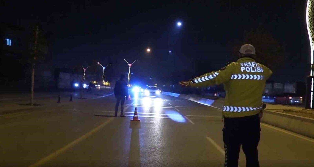 "HUZUR 27" UYGULAMASINDA ÇOK SAYIDA ARANAN ŞAHIS YAKALANIRKEN, KURALLARA UYMAYAN ARAÇLARA DA CEZAİ...