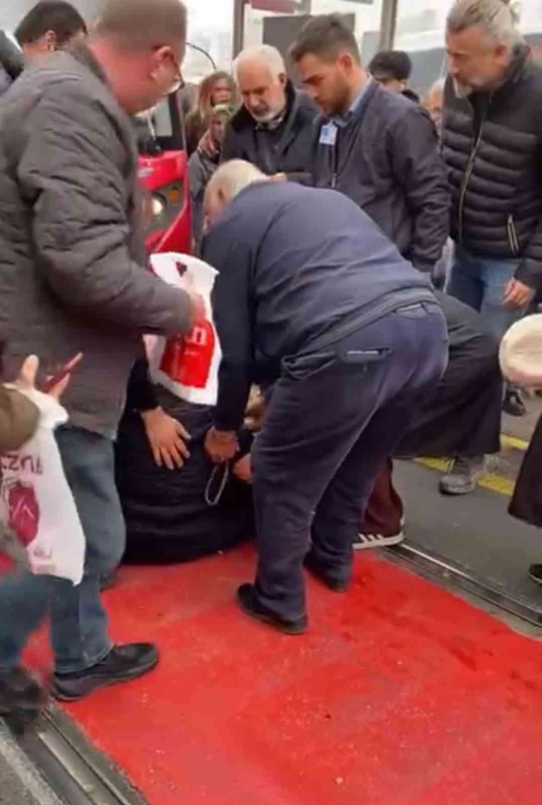 RAYLARDAN GEÇMEK İSTEYEN ADAMA TRAMVAY ÇARPTI