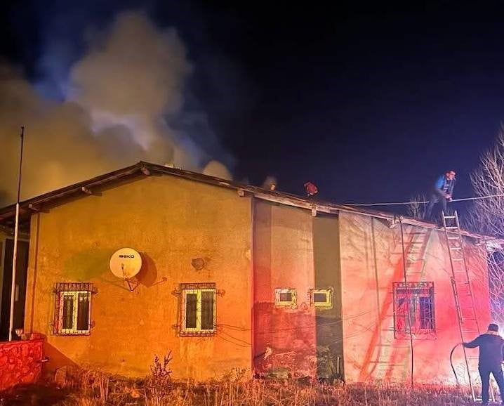 REFAHİYE’DE KÖY KONAĞI EKLENTİSİNDE YANGIN