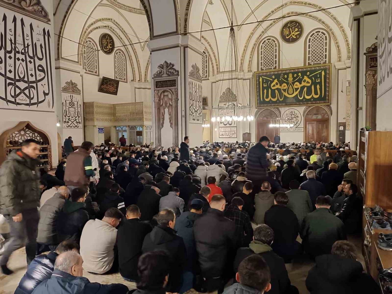 REGAİP KANDİLİ VESİLESİYLE BURSALI VATANDAŞLAR ULU CAMİ'YE AKIN ETTİ.
